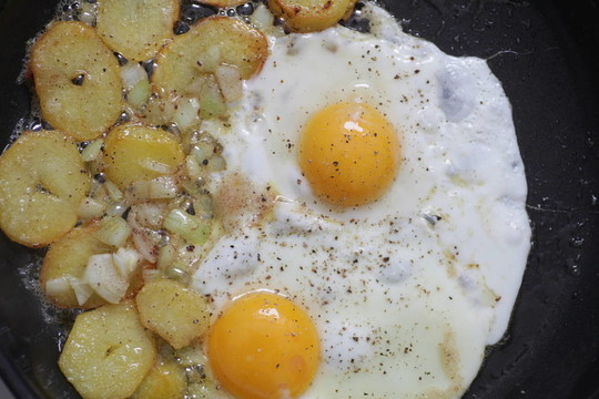 鸡蛋和炸土豆