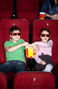 儿童在3D电影剧场分享爆米花