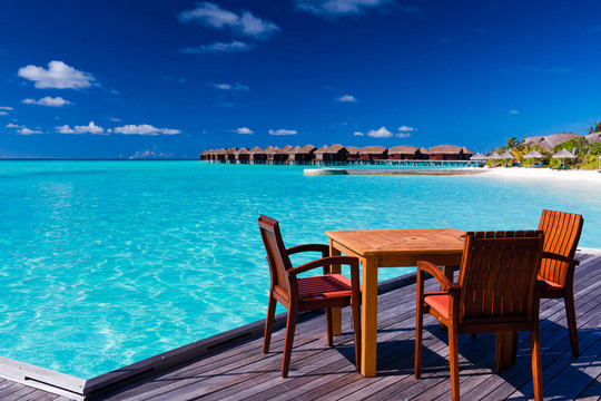 海滩餐厅的桌子和椅子