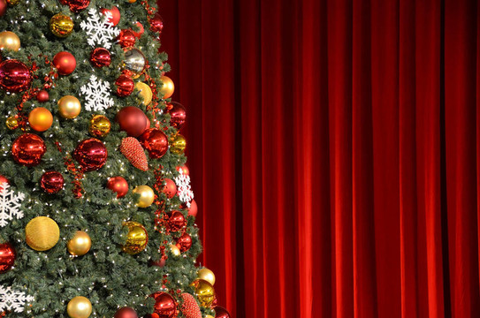 圣诞树和红色的帷幕