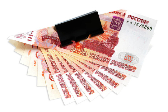 俄罗斯卢布在白色背景上的钞票。