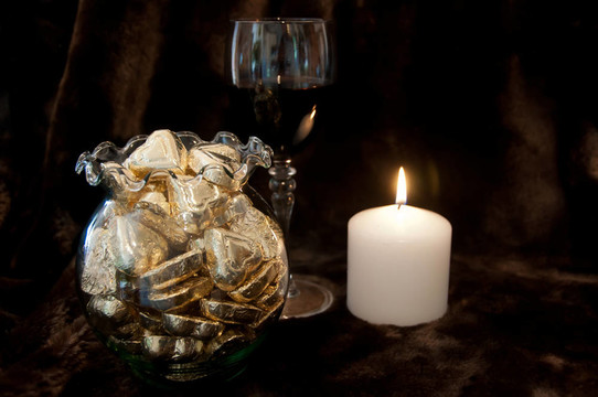 葡萄酒巧克力和蜡烛