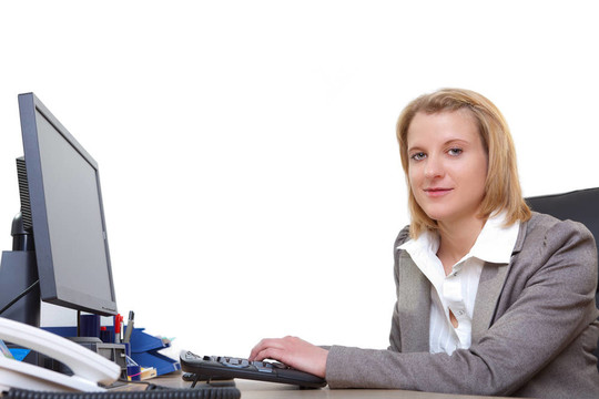 年轻女商人在电脑室工作