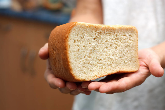 面包在手。