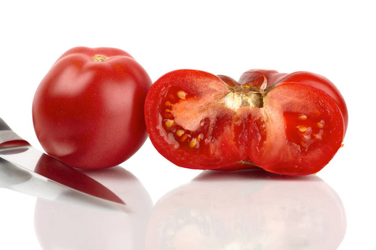 两个大的有机西红柿，一个整体和一个半镜像在白色背景