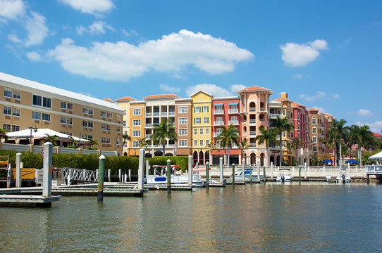五颜六色的热带建筑俯瞰水和码头