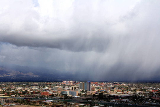 Tucson在一个下雨天