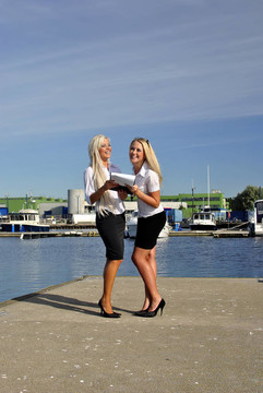 两个女孩站在码头上的证件