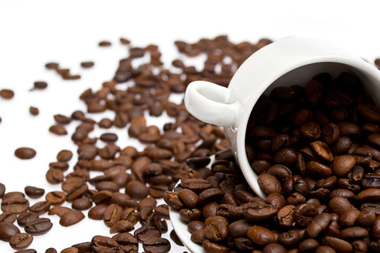 白色咖啡杯中的咖啡豆