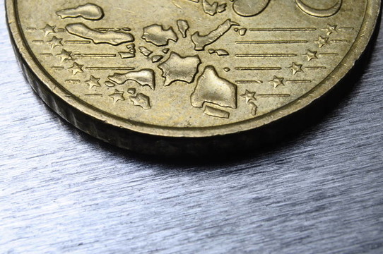 以欧洲国家为中心的金属背景下的五十美分欧元硬币