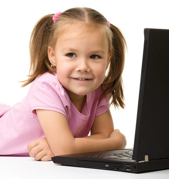 可爱的小女孩坐在地板上笔记本电脑