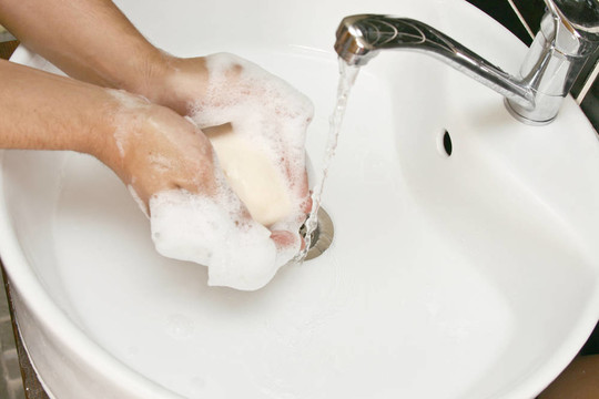 用水和肥皂洗手