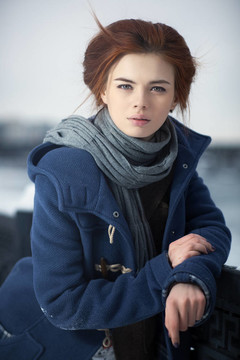 年轻女人的冬天肖像