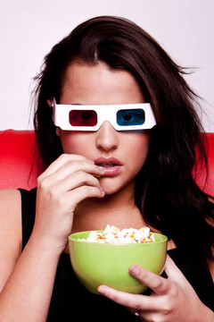 女人看3D电影。