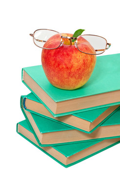 白色背景上有苹果和玻璃杯的书籍