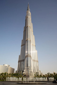 迪拜4月18日：迪拜塔摩天楼；喷泉广场；晴天；垂直；四月2010日在迪拜；18；