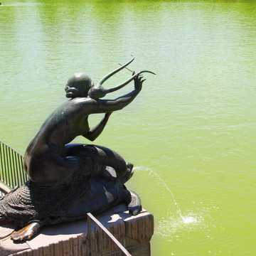 马德里赛丽娜CON里拉雕像在雷蒂湖