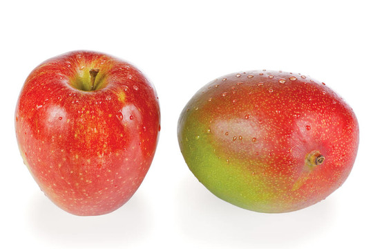 新鲜苹果和芒果在白色背景的水滴