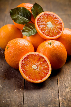 木桌上的新鲜橘子