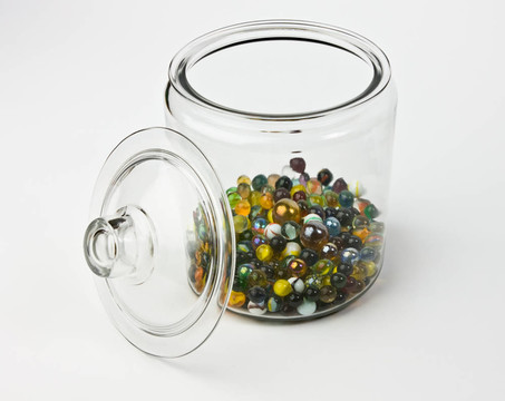 玻璃缸半满彩色玻璃弹珠