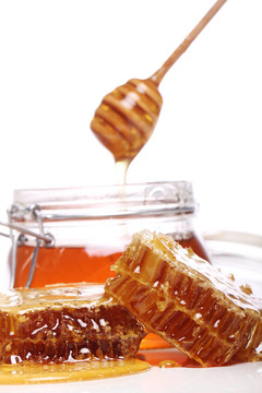 蜂蜜从木制勺子滴