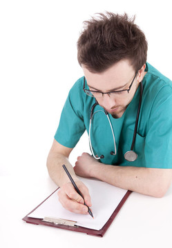 男性医生在写字板上写字，白色背景