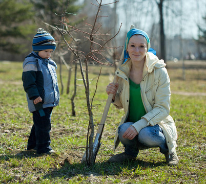 妇女和男孩植树