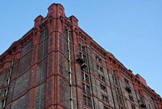 被遗弃的老人维多利亚烟草仓库在英国利物浦；2级上市；在世界最大的砖建仓库
