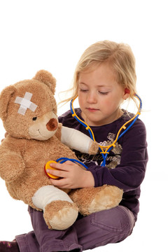 用听诊器是医生的孩子。