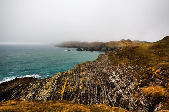 爱尔兰海岸悬崖景观雾