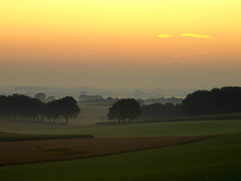 日出前的农业山丘上的阴霾