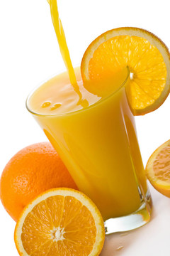 橙汁倒入玻璃隔离