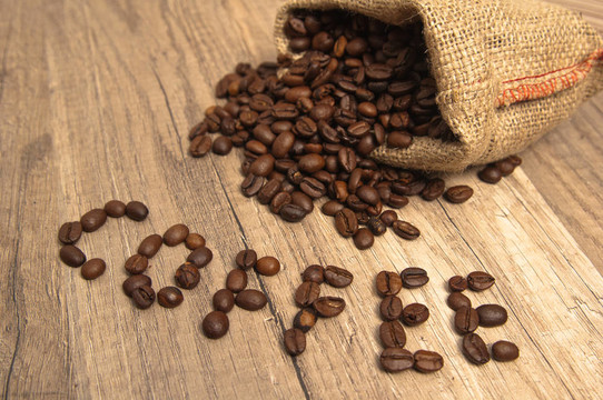 木质表面的咖啡颗粒