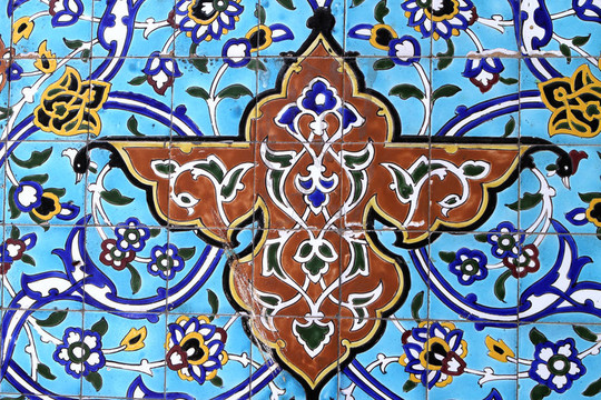 来自迪拜伊朗清真寺的彩色细节