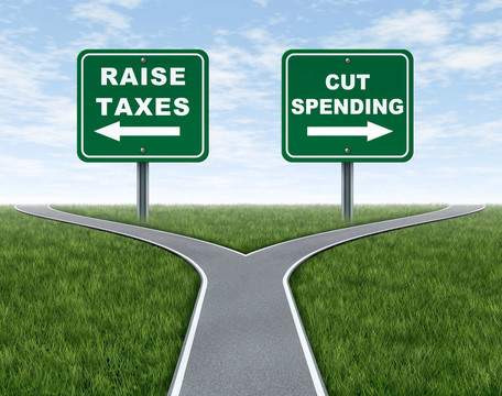 提高税收或削减开支
