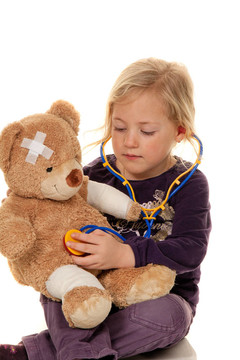 用听诊器是医生的孩子。医生检查病人