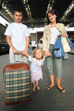 在火车站与小女孩幸福的家庭，专注于女儿