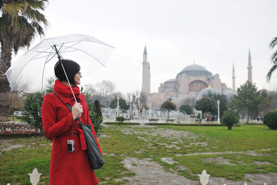女人参观古日在土耳其