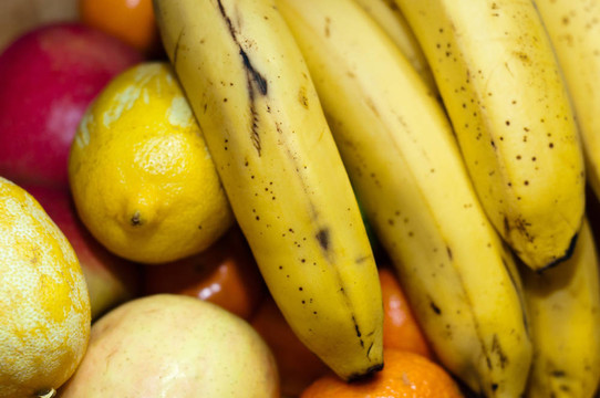 新鲜的水果香蕉柠檬橙子和苹果特写