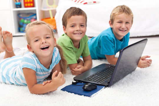 快乐健康的孩子与笔记本电脑