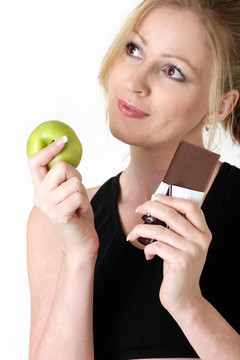 女人决定是否吃苹果或巧克力