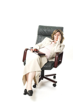 商业女人在椅子上放松