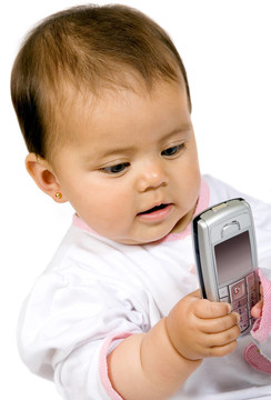 带手机的女婴