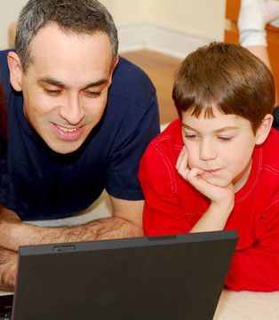 父亲和儿子的电脑
