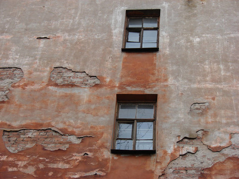在一个旧的wthered外墙窗户。
