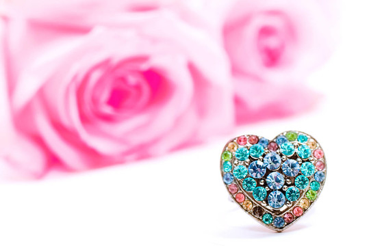 漂亮的心形戒指和粉红玫瑰