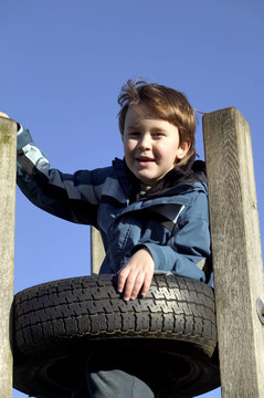 男孩cvlimbing轮胎塔