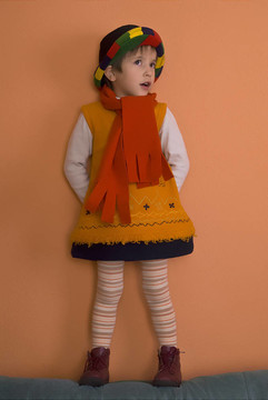 小女孩在橙色的裙子四处寻找