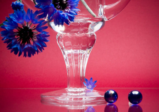 两个装饰球和玻璃杯上的蓝色花