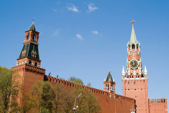克里姆林宫的墙上有一个时钟在莫斯科